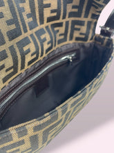 Carica l'immagine nel visualizzatore di Gallery, FENDI BAGUETTE ZUCCA
