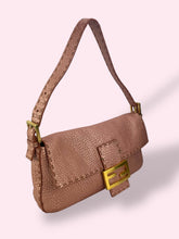 Carica l&#39;immagine nel visualizzatore di Gallery, FENDI BAGUETTE BRONZO

