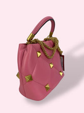 Carica l'immagine nel visualizzatore di Gallery, VALENTINO BUCKET ROMANSTUD
