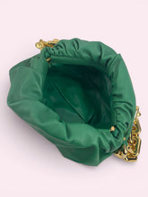 Carica l'immagine nel visualizzatore di Gallery, BOTTEGA VENETA POUCH ON CHAIN
