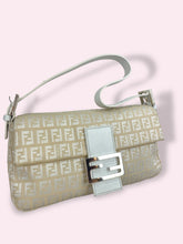 Carica l&#39;immagine nel visualizzatore di Gallery, FENDI BAGUETTE BEIGE
