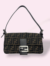 Carica l'immagine nel visualizzatore di Gallery, FENDI BAGUETTE ZUCCA
