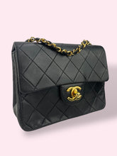 Carica l&#39;immagine nel visualizzatore di Gallery, CHANEL SQUARE VINTAGE
