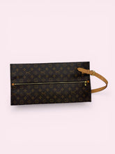 Carica l'immagine nel visualizzatore di Gallery, LOUIS VUITTON SHOE POUCH
