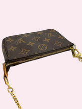 Carica l'immagine nel visualizzatore di Gallery, LOUIS VUITTON POCHETTE ACCESSOIRE
