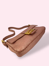 Carica l&#39;immagine nel visualizzatore di Gallery, FENDI BAGUETTE BRONZO
