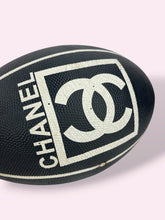 Carica l'immagine nel visualizzatore di Gallery, PALLA DA RUGBY CHANEL
