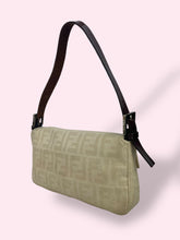 Carica l&#39;immagine nel visualizzatore di Gallery, FENDI BAGUETTE BEIGE

