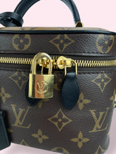 Carica l&#39;immagine nel visualizzatore di Gallery, LOUIS VUITTON VANITY PM
