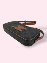 Carica l&#39;immagine nel visualizzatore di Gallery, CELINE MINI CAMERA BAG
