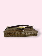Carica l&#39;immagine nel visualizzatore di Gallery, FENDI BAGUETTE
