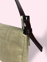 Carica l&#39;immagine nel visualizzatore di Gallery, FENDI BAGUETTE BEIGE
