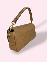Carica l&#39;immagine nel visualizzatore di Gallery, FENDI BAGUETTE
