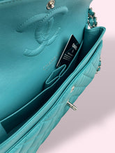 Carica l&#39;immagine nel visualizzatore di Gallery, CHANEL CLASSIC FLAP CELESTE
