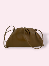 Carica l'immagine nel visualizzatore di Gallery, BOTTEGA VENETA MINI POUCH
