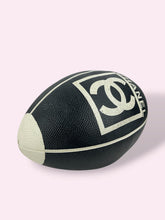 Carica l'immagine nel visualizzatore di Gallery, PALLA DA RUGBY CHANEL
