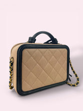 Carica l'immagine nel visualizzatore di Gallery, CHANEL VANITY
