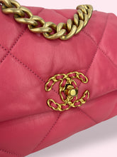Carica l&#39;immagine nel visualizzatore di Gallery, CHANEL 19 SMALL
