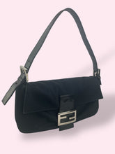 Carica l&#39;immagine nel visualizzatore di Gallery, FENDI BAGUETTE NERA
