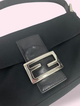 Carica l&#39;immagine nel visualizzatore di Gallery, FENDI BAGUETTE NERA
