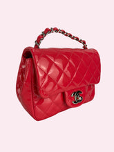 Carica l&#39;immagine nel visualizzatore di Gallery, CHANEL SQUARE VERNICE
