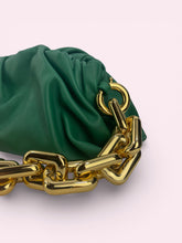 Carica l'immagine nel visualizzatore di Gallery, BOTTEGA VENETA POUCH ON CHAIN
