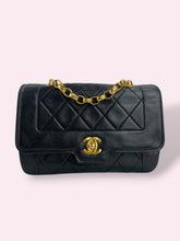 Carica l'immagine nel visualizzatore di Gallery, CHANEL RECTANGULAR vintage
