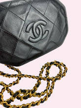 Carica l&#39;immagine nel visualizzatore di Gallery, CHANEL CLUTCH CON CATENA
