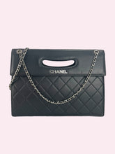 Carica l&#39;immagine nel visualizzatore di Gallery, CHANEL CLUTCH CON CATENA
