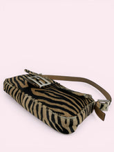 Carica l'immagine nel visualizzatore di Gallery, FENDI BAGUETTE IN CAVALLINO
