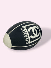 Carica l'immagine nel visualizzatore di Gallery, PALLA DA RUGBY CHANEL
