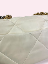 Carica l'immagine nel visualizzatore di Gallery, CHANEL 19 SMALL BIANCA
