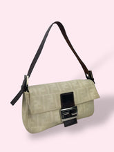 Carica l&#39;immagine nel visualizzatore di Gallery, FENDI BAGUETTE BEIGE

