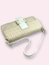 Carica l&#39;immagine nel visualizzatore di Gallery, FENDI BAGUETTE BEIGE
