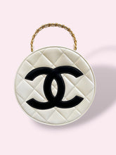 Carica l'immagine nel visualizzatore di Gallery, CHANEL ROUND VANITY

