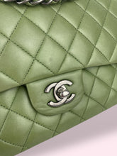 Carica l&#39;immagine nel visualizzatore di Gallery, CHANEL CLASSIC FLAP VERDE
