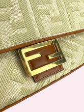 Carica l&#39;immagine nel visualizzatore di Gallery, FENDI BAGUETTE
