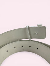 Carica l'immagine nel visualizzatore di Gallery, LV CINTURA SHAPE MONOGRAM
