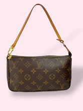 Carica l&#39;immagine nel visualizzatore di Gallery, LOUIS VUITTON POCHETTE ACCESSOIRE
