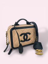 Carica l'immagine nel visualizzatore di Gallery, CHANEL VANITY
