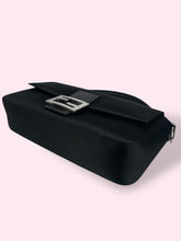 Carica l&#39;immagine nel visualizzatore di Gallery, FENDI BAGUETTE
