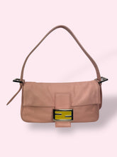 Carica l&#39;immagine nel visualizzatore di Gallery, FENDI BAGUETTE ROSA

