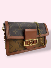 Carica l&#39;immagine nel visualizzatore di Gallery, LOUIS VUITTON DAUPHINE POCHETTE
