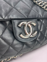 Carica l'immagine nel visualizzatore di Gallery, CHANEL MAXI CON CATENE
