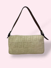 Carica l&#39;immagine nel visualizzatore di Gallery, FENDI BAGUETTE BEIGE
