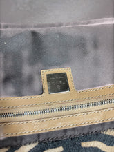 Carica l'immagine nel visualizzatore di Gallery, FENDI BAGUETTE IN CAVALLINO
