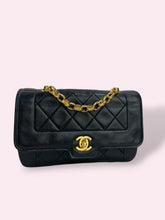 Carica l'immagine nel visualizzatore di Gallery, CHANEL RECTANGULAR vintage
