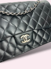 Carica l&#39;immagine nel visualizzatore di Gallery, CHANEL CLASSIC FLAP
