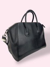 Carica l&#39;immagine nel visualizzatore di Gallery, GIVENCHY ANTIGONA
