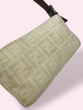 Carica l&#39;immagine nel visualizzatore di Gallery, FENDI BAGUETTE BEIGE
